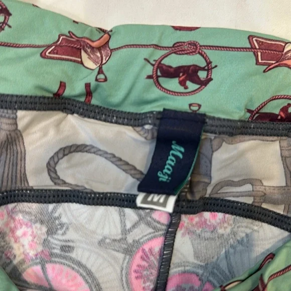 Maaji workout pants. Good condition, never worn. Size Medium - Picture 5 of 8